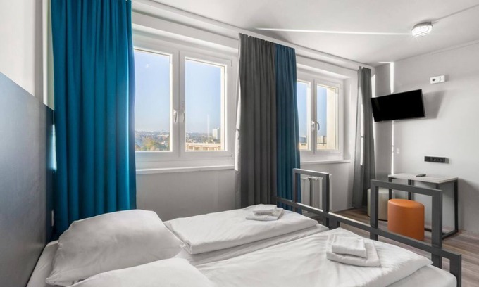 Suedvorstadt House | Twin Room, Shower, Toilet - a & o Dresden Hauptbahnhof