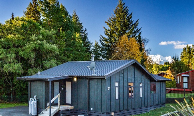 Ohakune House | Twin spa bath on Tiffany place