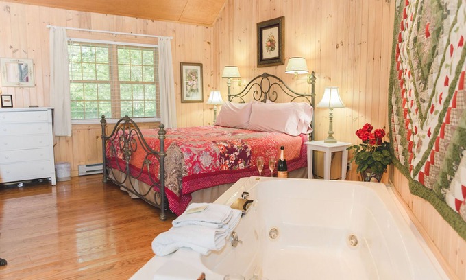 Lexington Cottage | Twinleaf Honeymoon Cottage at Autumn Ridge