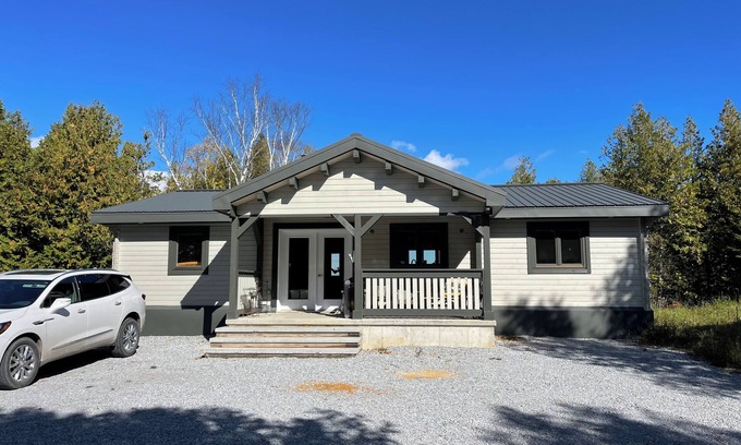 Manitoulin District Cottage | Twins Harbour Cottage on Lake Kagawong, Manitoulin Island.