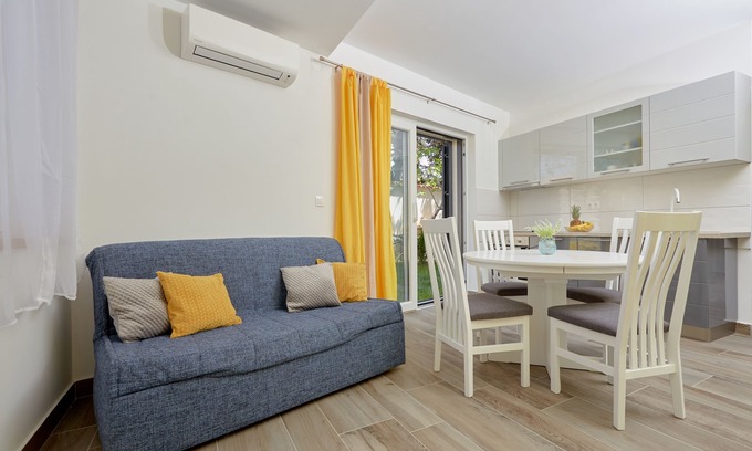Turanj Apartment | Two bedroom apartment with terrace Turanj, Biograd (A-23164-a)