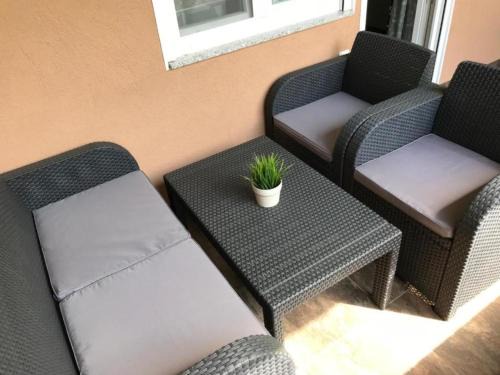 Rakovica Apartment | Two Bedroom Apartment and Balcony