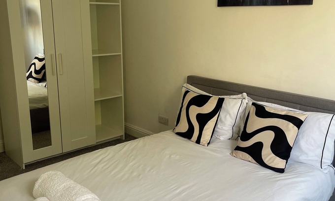 Glasgow Apartment | Two Bedroom Apartment situated near Silverburn shopping centre