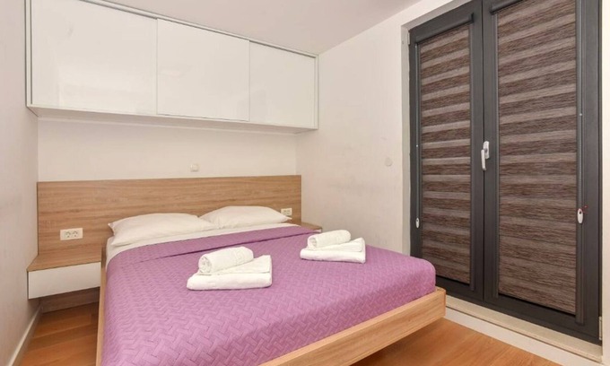 Makarska Old Town Apartment | Two bedroom apartment with air-conditioning Makarska (A-19145-f)