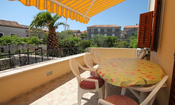 Osor Apartment | Two bedroom apartment with terrace Osor, Lošinj (A-8088-b)