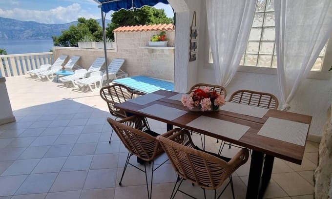 Postira Apartment | Two bedroom apartment near beach Postira, Brač (A-706-a)