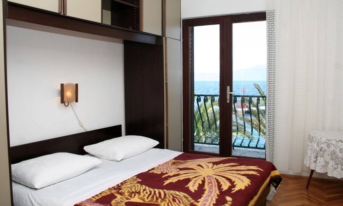 Sucuraj Apartment | Two bedroom apartment near beach Sućuraj, Hvar (A-136-b)
