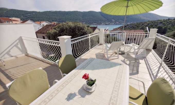 Grebastica Apartment | Two bedroom apartment with terrace and sea view Grebaštica, Šibenik (A-12587-a)