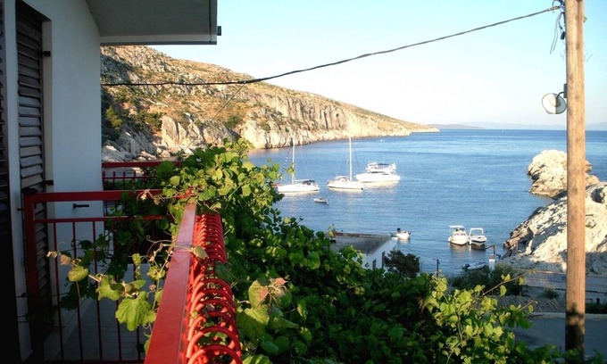 Zarace Apartment | Two bedroom apartment with terrace and sea view Cove Zaraće, Hvar (A-21007-a)