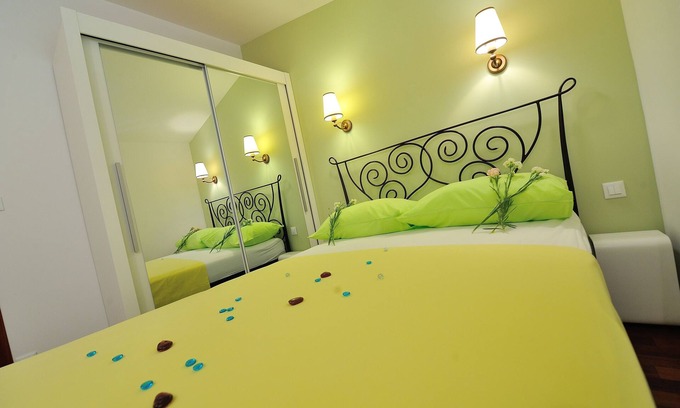 Omis Apartment | Two bedroom apartment with terrace and sea view Omiš (A-20787-f)