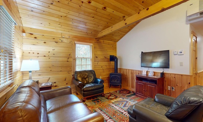 Northport Cabin | Two-bedroom dog-friendly cabin with firepit, gym & trails for your next escape