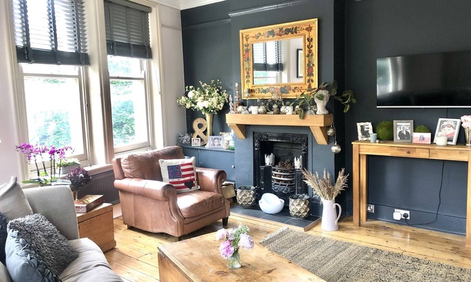 Ealing Common Apartment | Two bedroom loft style apartment in leafy suburb