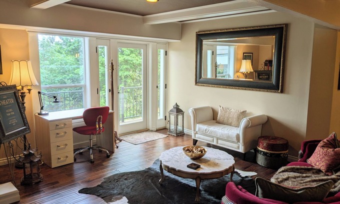 Riviera House | Two-bedroom Private Suite! Stunning Mt.Hood Views & much more!