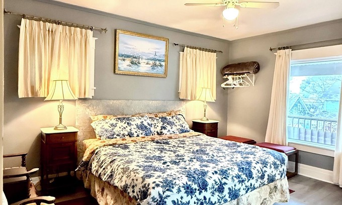 Niagara Falls House | Two bedrooms unit with jacuzzi