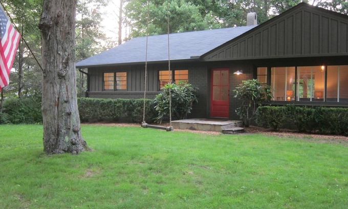 Highlands House | TWO BLOCKS FROM MAIN ST.! 5 BDRM/3 BA, WiFi. HD.