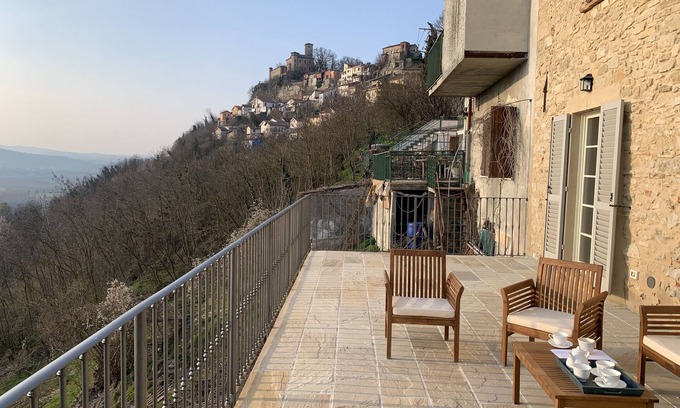 Orsara Bormida House | Two imposing houses set round an enclosed courtyard in ancient hill-top village