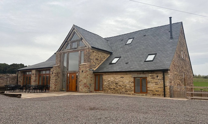 Ross-on-Wye Cottage | TWO PARKS BARN, with open fire in Ross-On-Wye