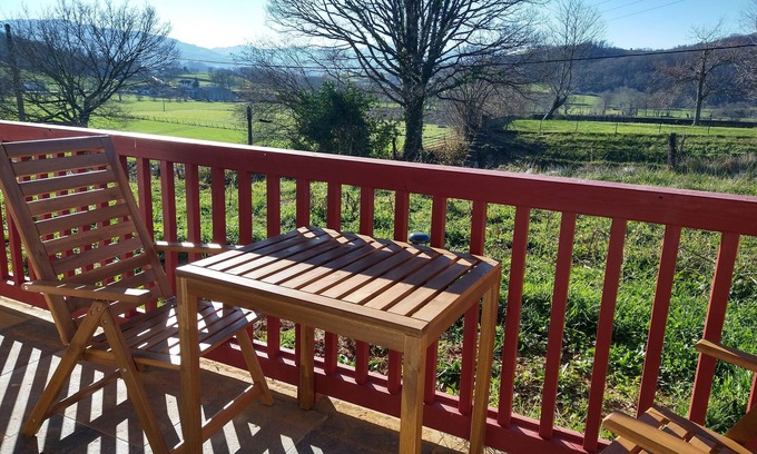 Lacarre Apartment | Two pers Studio Constance view of the Pyrenees, 7km from St-Jean-Pied-de-Port.