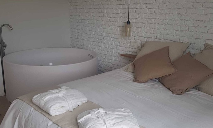 Melida House | Two Red Wings, house with jacuzzi for two next to Peñafiel