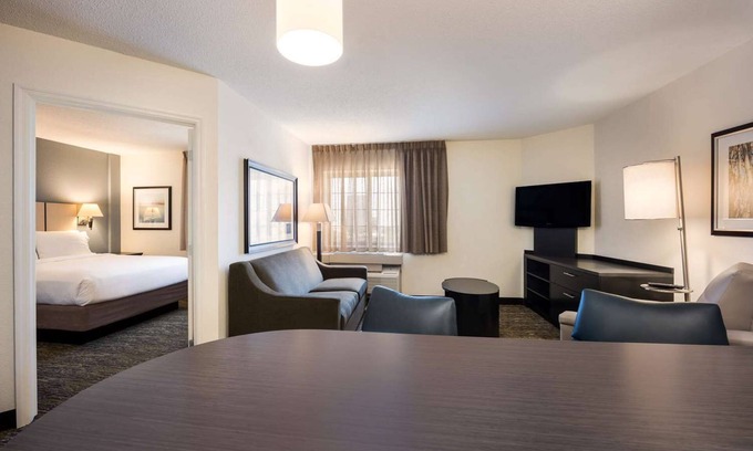 Brentwood Hotel | Two Relaxing Suites with Full Kitchens l Close to Nashville Zoo & Nature Trail