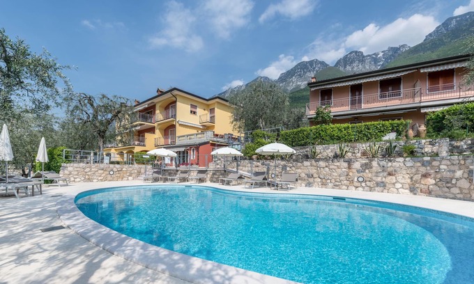 Assenza Apartment | Two-room apartment Due Leoni with lake view, swimming pool, garden and Wi-Fi