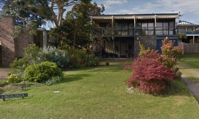 Cowes House | Two story, modern 70's, pet friendly, beach house. Close to track & beach(300m)