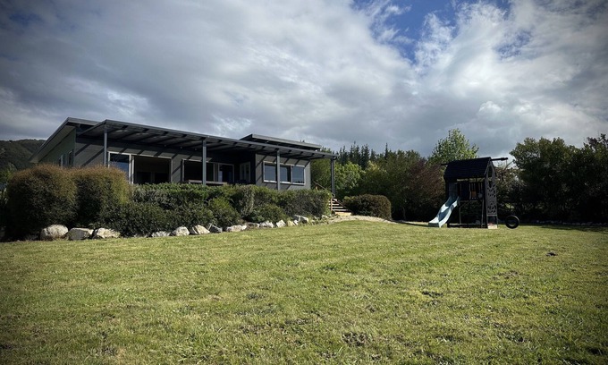 Tata Beach House | Two Waters Beach House - 5 minutes walk to Ligar Bay Beach