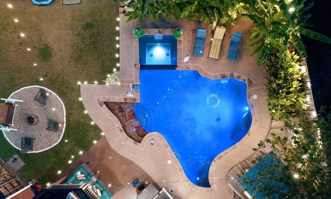 The Colony House | TXShapedPrivatePool&Spa.TikiBar.PuttingGreen.Gameroom.Patios.Playground.Firepit