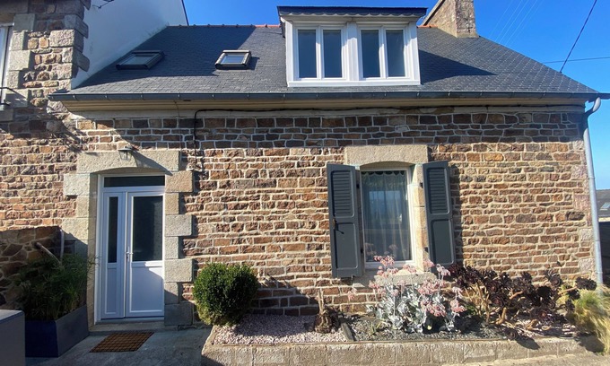 Loguivy House | TY LOUIS Fisherman's cottage with sea view and beaches 2 minutes walk away