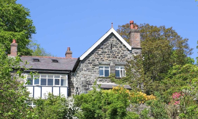 Llanbedr-y-cennin House | Ty'n y Cae