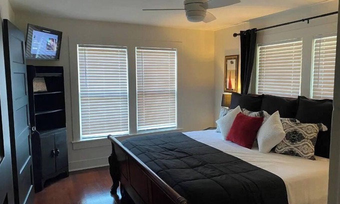 Tyler House | Tyler's Texas Rose, a beautiful 2BR/1BA house with back yard