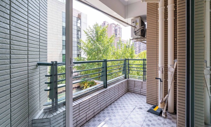 Xujiahui Bed & Breakfast | Tyms Stylish 3BR 2BA Apt Xujiahui Shops