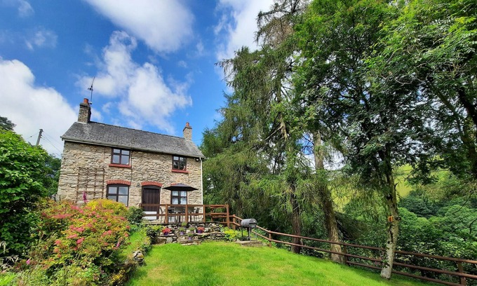 Pennant Melangell Cottage | TYNLLWYN HOLIDAY HOME, pet friendly in Llanrhaeadr-Ym-Mochnant