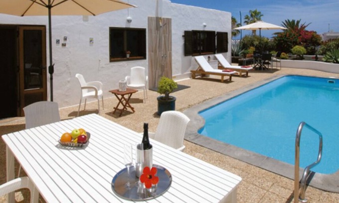 Los Cocoteros House | Typical Canarian House with heated pool next to the ocean!