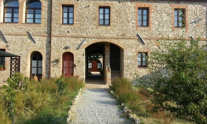 Asciano Apartment | Typical former farmhouse of Tuscany, with tennis court and swimming pool,flat Q8