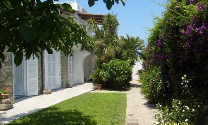 Forio House | Typical Mediterranean Villa 200m from the sea surrounded by greenery, special offers bridges