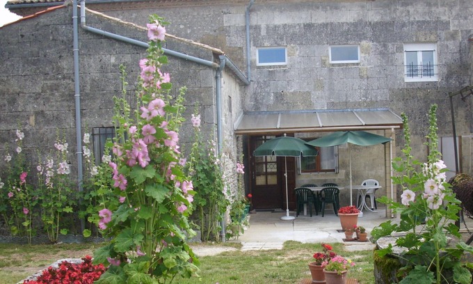 Barzan House | Typical quiet 'charentaise' house in the countryside