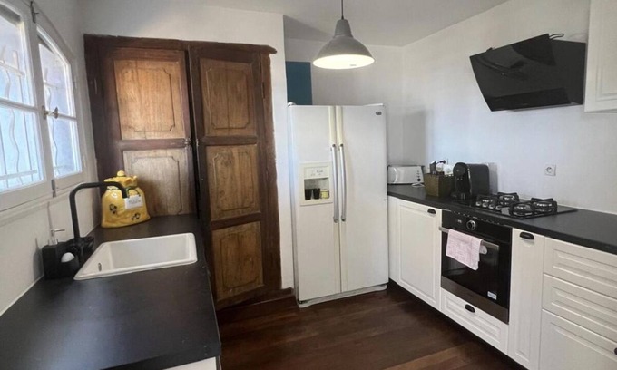 16th Arrondissement House | Typical, very spacious villa with private pool on the seafront