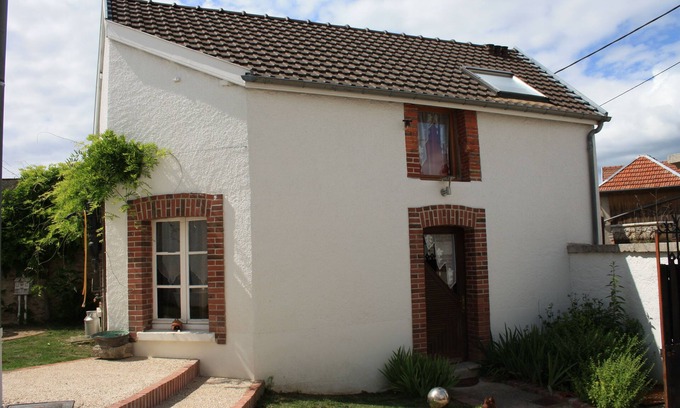 Cramant Cottage | Typically Champagne house with enclosed courtyard garden and 7km from Epernay