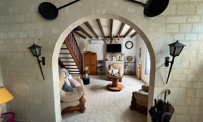 La Chapelle-sur-Loire House | Typique Maison Tourangelle en Pierre de Tuffeau