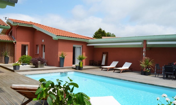 Saint-Vincent-de-Tyrosse Cottage | Tyrossaise villa with heated pool near ocean
