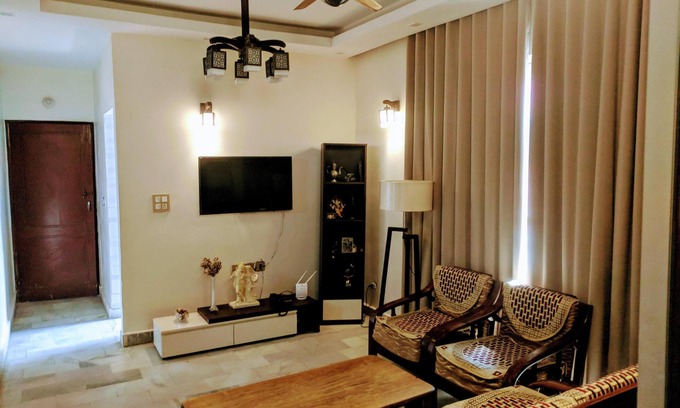 Rajouri Garden House | Uber Apartment for 4 in Central Delhi | Metro 5 mins away | Fully Airconditioned