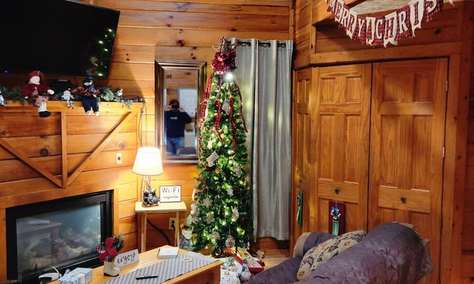 Helen Cabin | Uber Helen; Walk to town, Fireplace, CLEAN