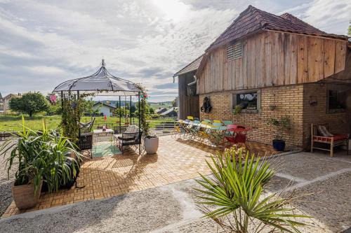 Meikirch House | Uelis-Stöckli-Gästezimmer auf Bauernhof mit Billiard und Alpakatrekking