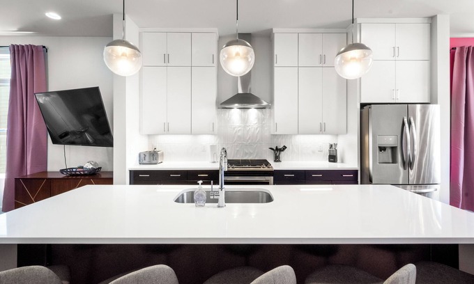 Hadley - Washington House | Ultimate Bach 10min to DT, Insta Walls Every Room
