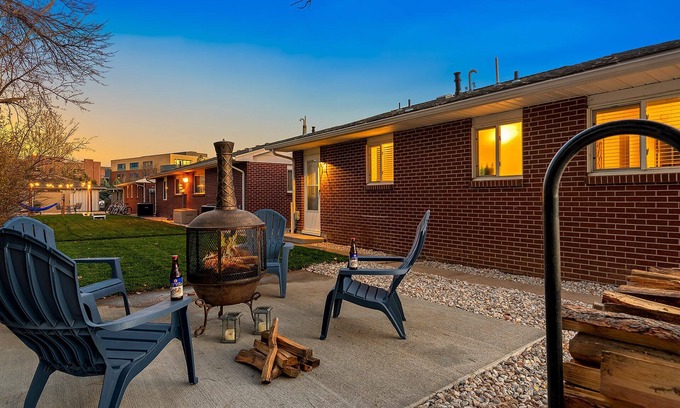 University Acres Condo | Ultimate Chill Zone | Bbq, Bikes, Pet Friendly!