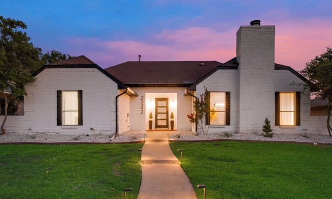 Southwest Carrollton House | Ultimate Comfort & Modern Elegance in our Renovated Pool House with Hot Tub