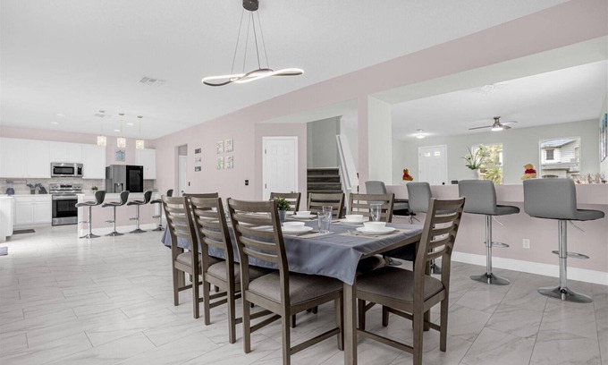 Sunrise Lakes House | Ultimate Disney Getaway 5 bedroom, Poolside Relaxation & Fun Game Room!