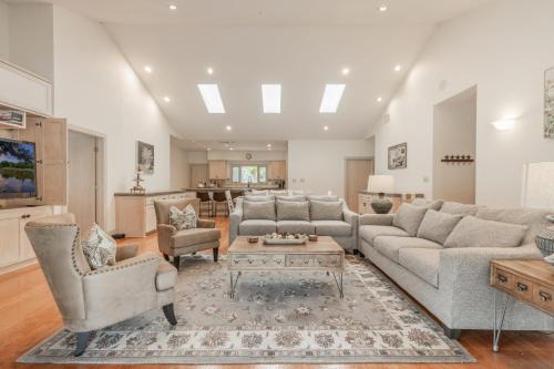 Hays County House | Ultimate Hill Country Retreat, POOL, Creek, Sleeps 10