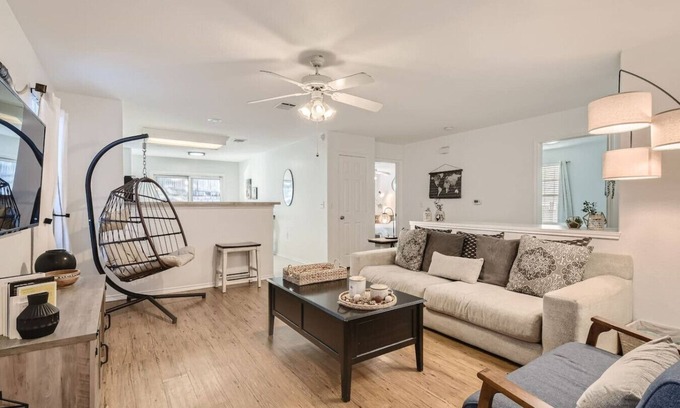 Austin House | Ultimate Location ATX! 3BD2BA~Private Backyard
